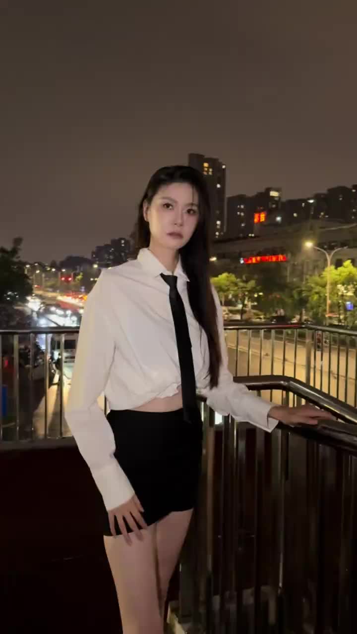 寂寞寂寞不好！许诺一身白衬衣+短裙穿搭：拼了命的刷存在~