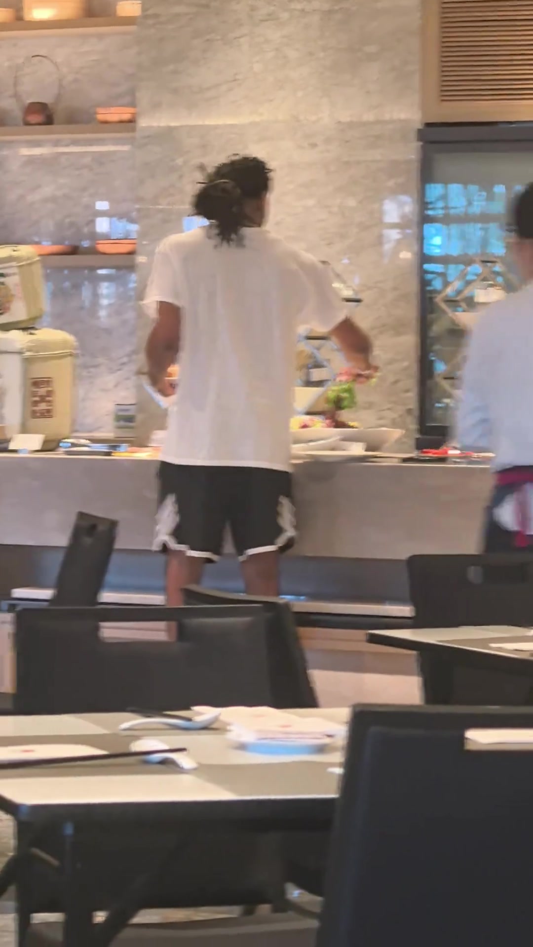 退役了依然自律！羅斯中國行酒店吃自助餐，卻瘋狂夾生菜吃