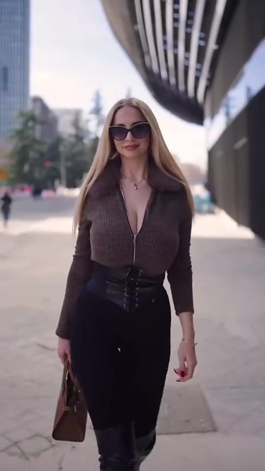 皇马淘到宝了新女主持逆天腰臀比身材摇摇又晃晃！！