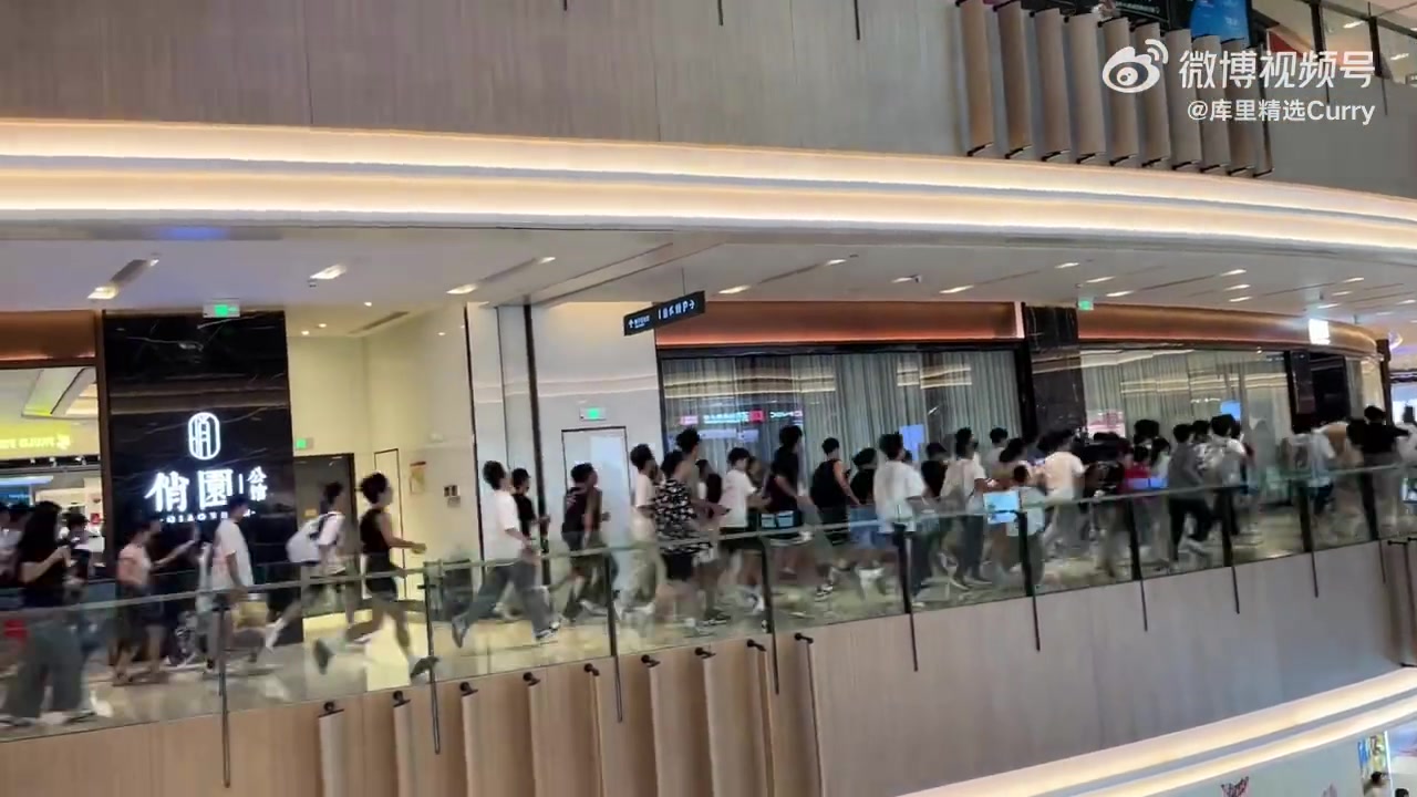 这就是超级巨星的人气！重庆大批球迷涌入商场，只为将库里一面