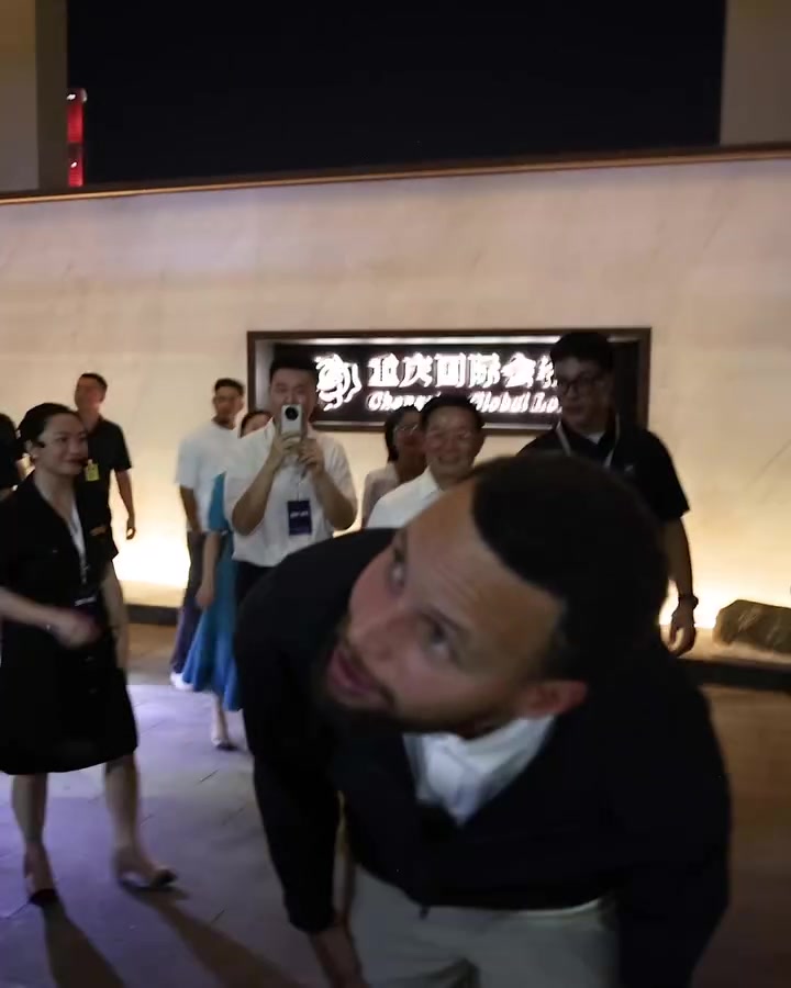 球迷圍的里三層外三層！庫里：讓我康康來了多少人
