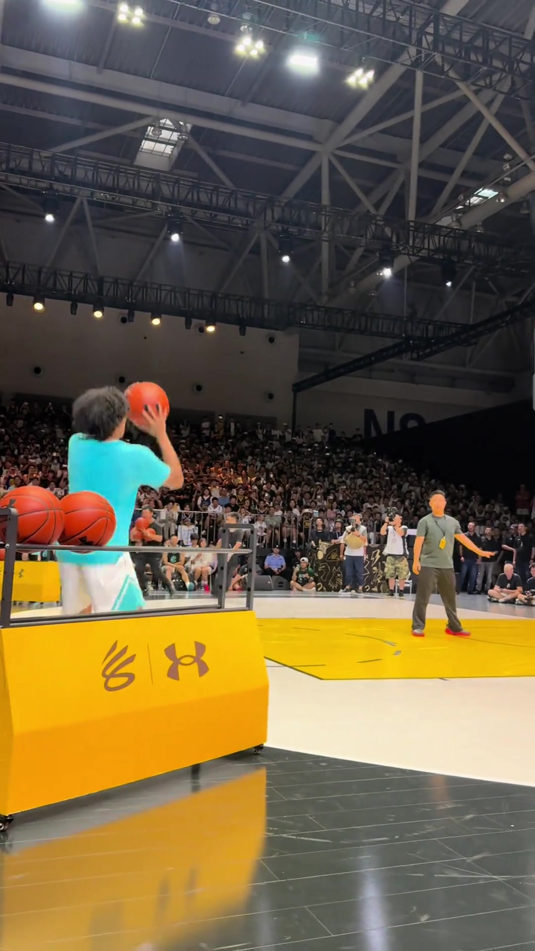 中国男篮未来之星！混血球员朱正与库里同场比赛 右侧三分5连中