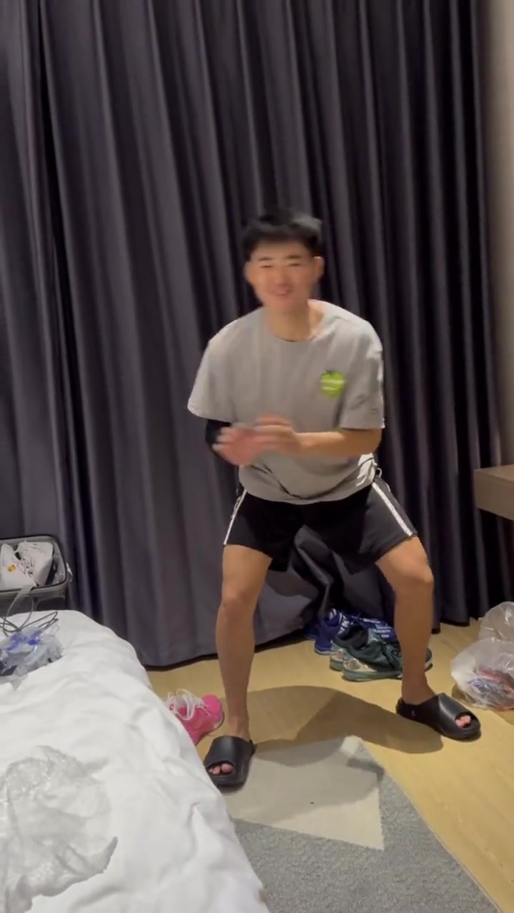 一对活宝！赵维伦模仿王俊杰投篮动作 王俊杰看到狂笑不止