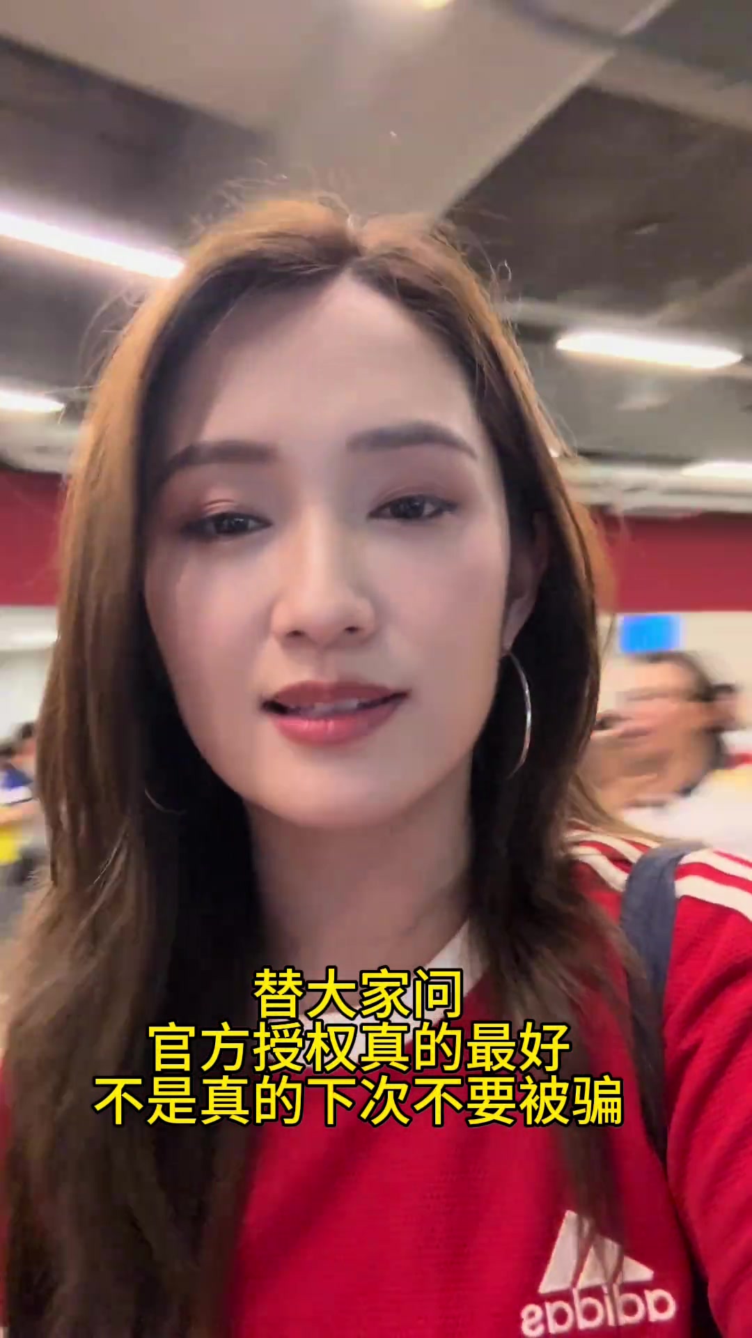 球场外C罗签名照500一张！美女博主杜黝黝：这签名照是官方吗