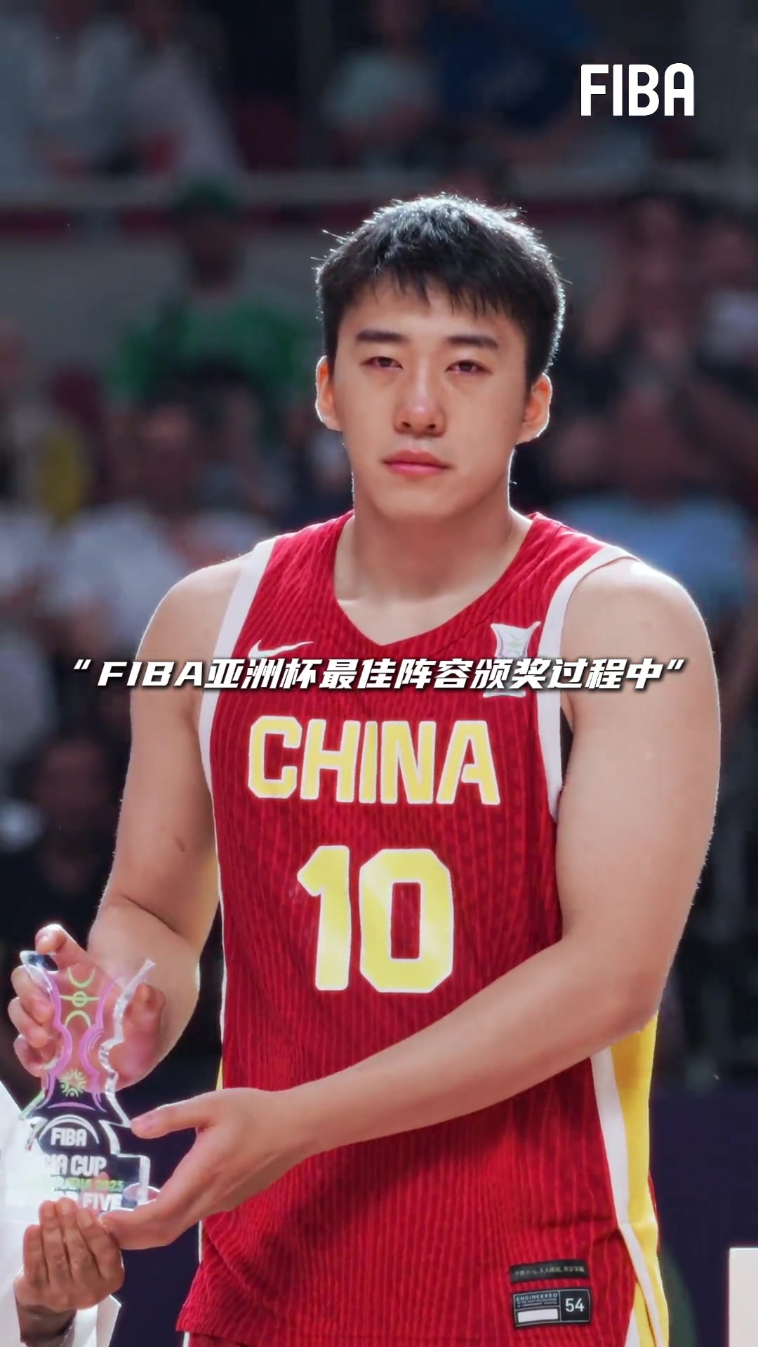 紅著眼眶領(lǐng)獎(jiǎng)FIBA官方寄語王俊杰：未來一定會(huì)更好！
