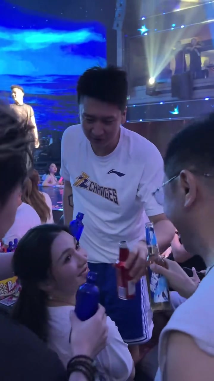 這是現(xiàn)女友嗎？孫悅此前被拍到酒吧里替美女擋酒 直接一口悶~
