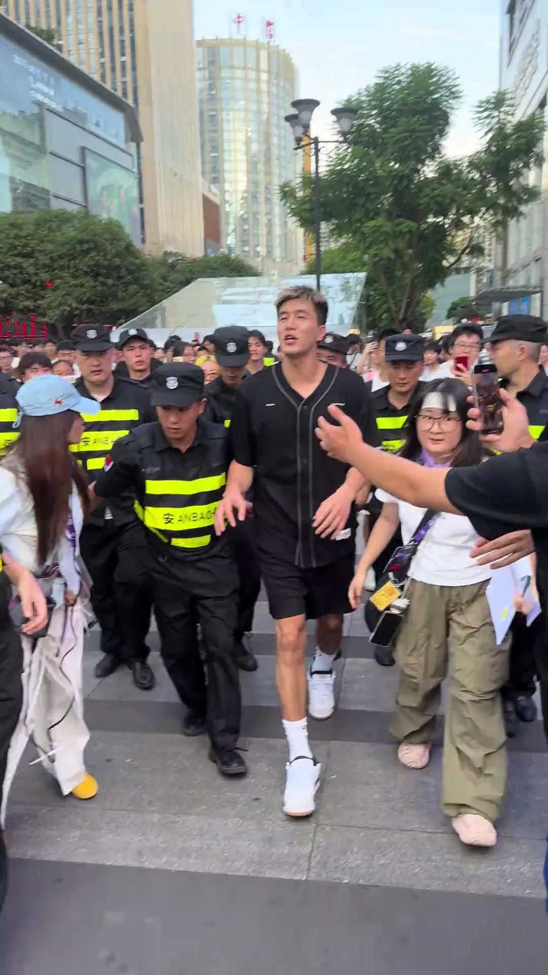 郭艾伦重庆行被大批球迷追随 感觉比库里中国行还受欢迎啊