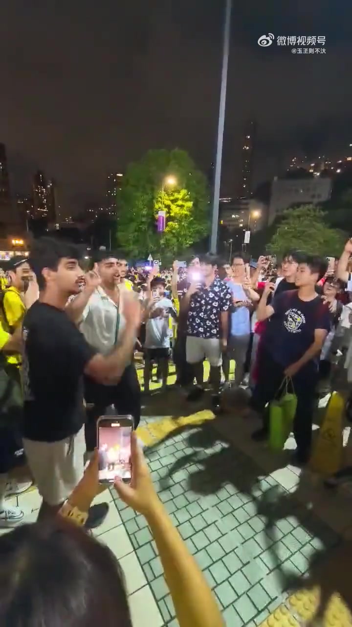 多大仇？C羅球迷在球場(chǎng)外拍攝辱罵梅西的視頻