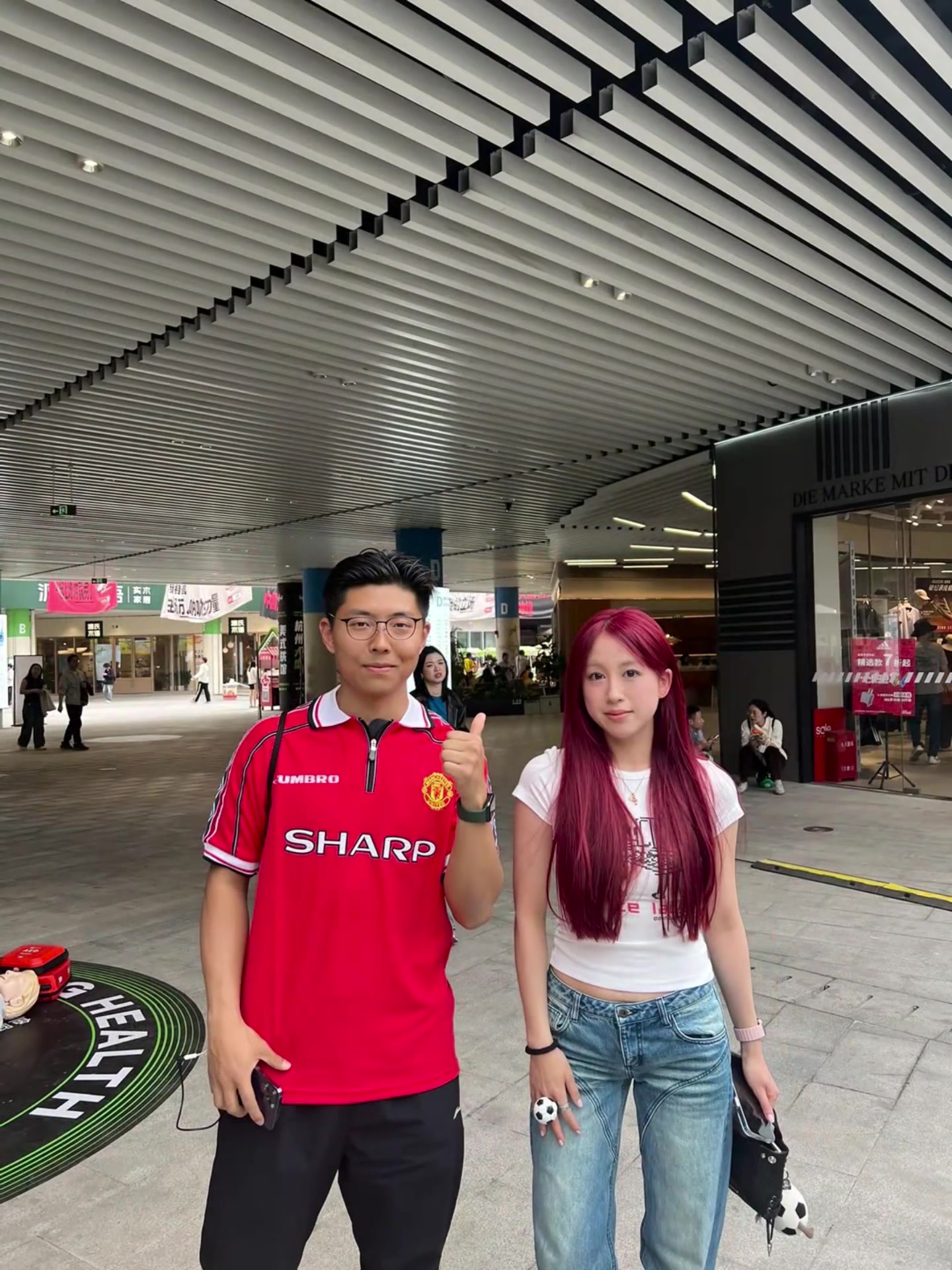路人和韦世豪老婆合照，但这街拍的质量是真的一点图都不修嘛