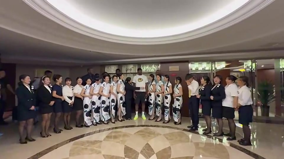 好多黑丝+肉丝！小卡中国行和酒店工作人员羞涩合影