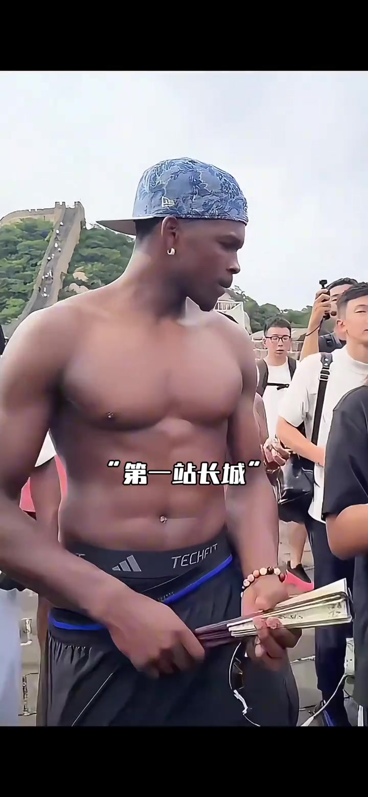 真美式啊！华子赤裸上身爬长城，内裤还露出来一半