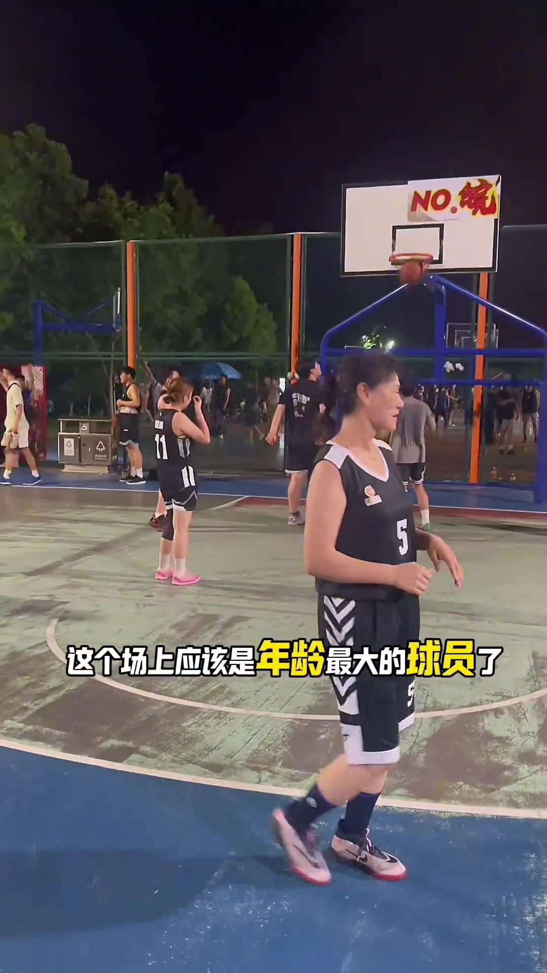 野球场上这个年龄的女球员真不多见啊！打球吗兄弟？