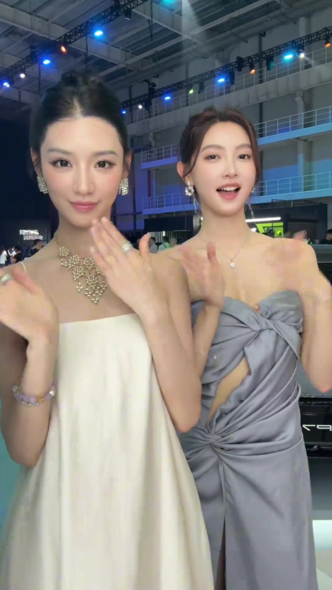 金佳悦与闺蜜一起跳手势舞：美女+美女=美女²？