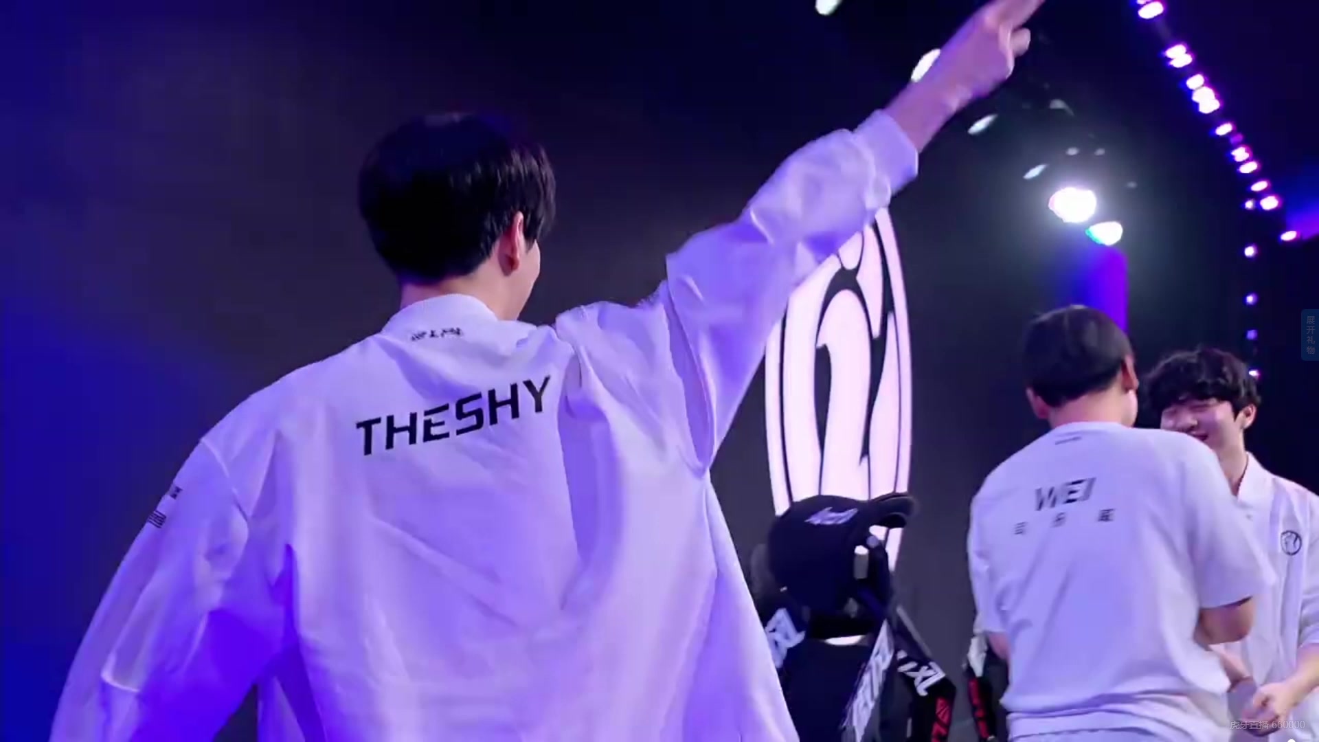 Theshy！！开大拆掉基地后，开心剪刀手比耶！！