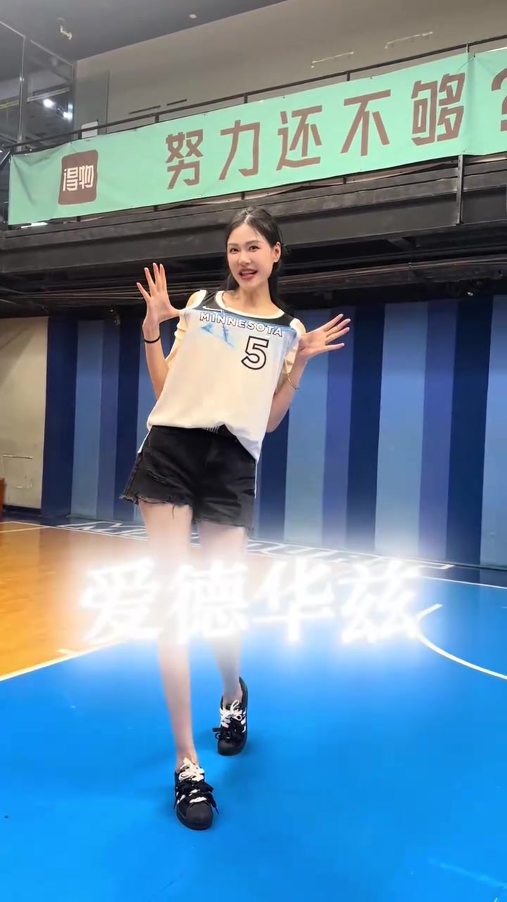 華子真實身高是多少？“身高質檢員”1米96諾姐與華子的合影！