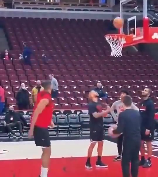 要把人笑死！看完TT這拋投水平，我感覺自己也能打NBA