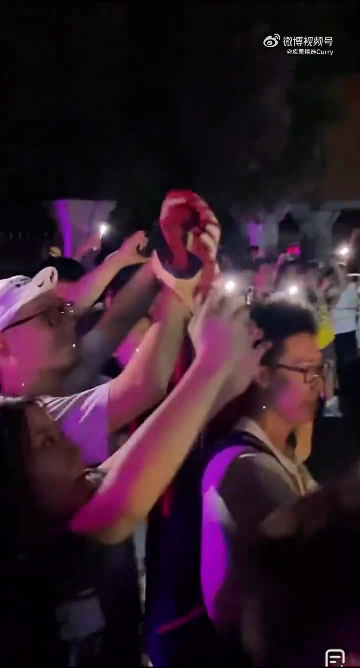 橫沖直撞似GTA情節(jié)，詹姆斯球迷深夜上演“追車大戰(zhàn)”，始終將安全意識(shí)拋在腦