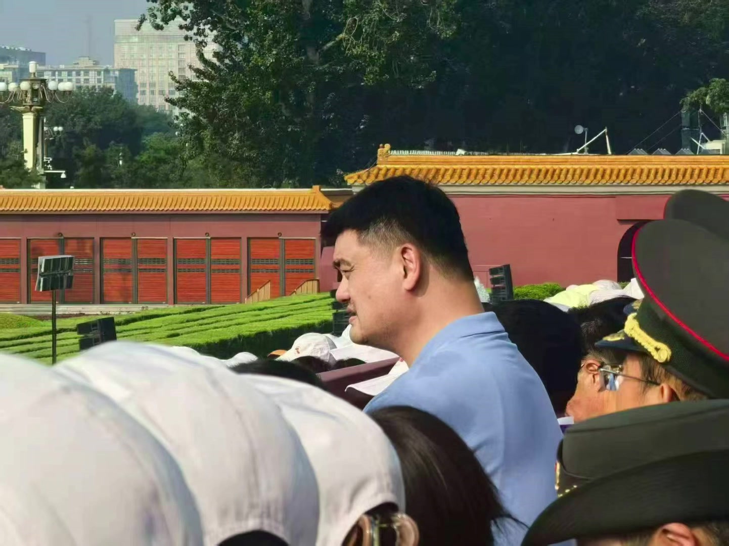 网友：把后面的人挡完了！姚明也现身九三大阅兵盛典，这身高