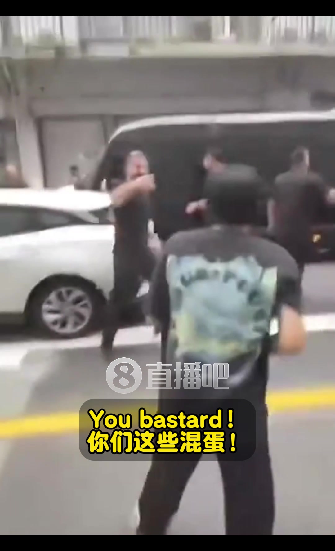 太疯狂！詹姆斯安保人员凶狠驱逐球迷爆粗：都TM滚开！你们这些混蛋！