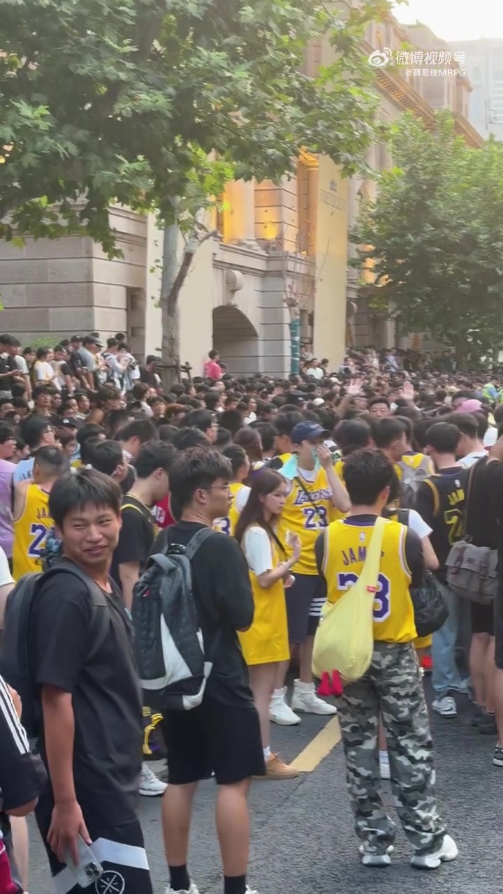 可以用夸張來形容！上海街頭擠滿了對詹姆斯熱情似火的球迷??！