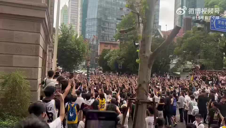 詹姆斯人气实在是太夸张了！中国行上海站场外球迷数以千计！！！