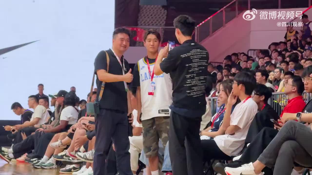 也是詹蜜？韦世豪身穿6号球衣，坐在活动现场第一排