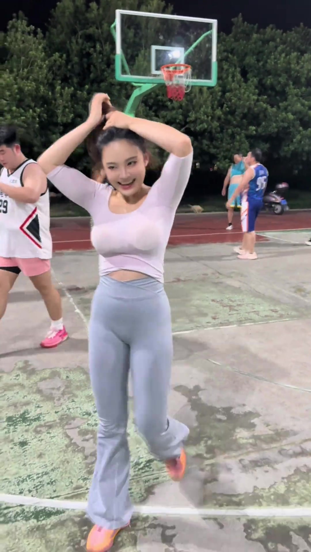 该来的还是来了，瑜伽裤终于对篮球下手了