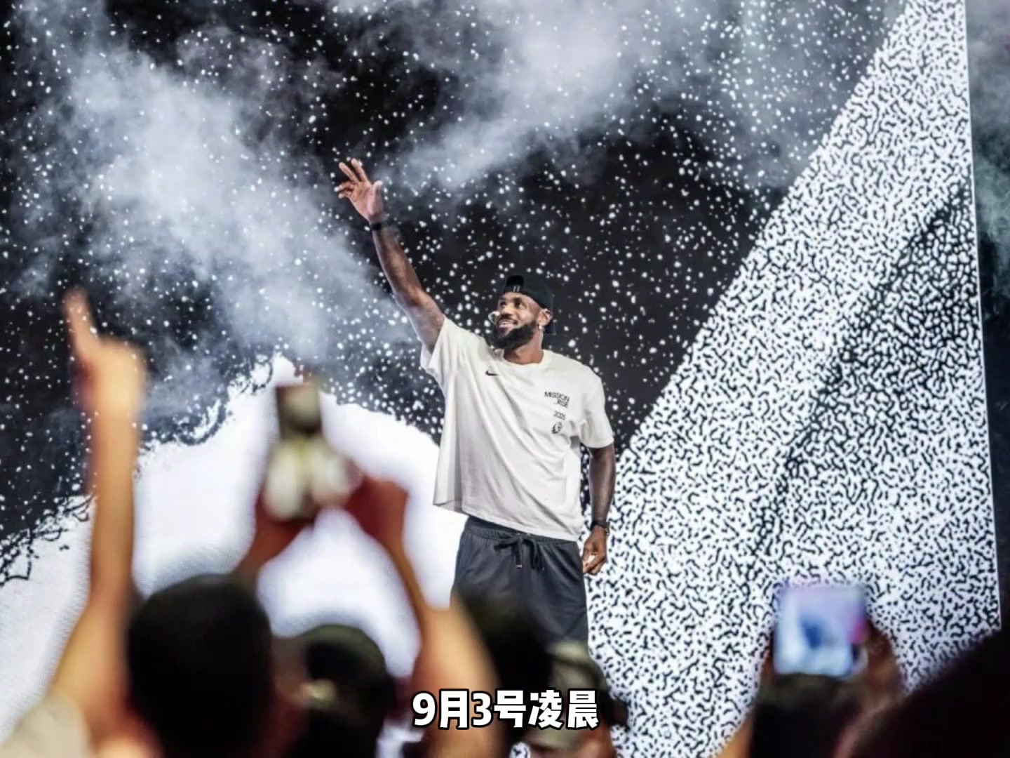 老詹20年生涯，今年才打高尔夫？杨毅：儿子打他打，他爱儿子啊