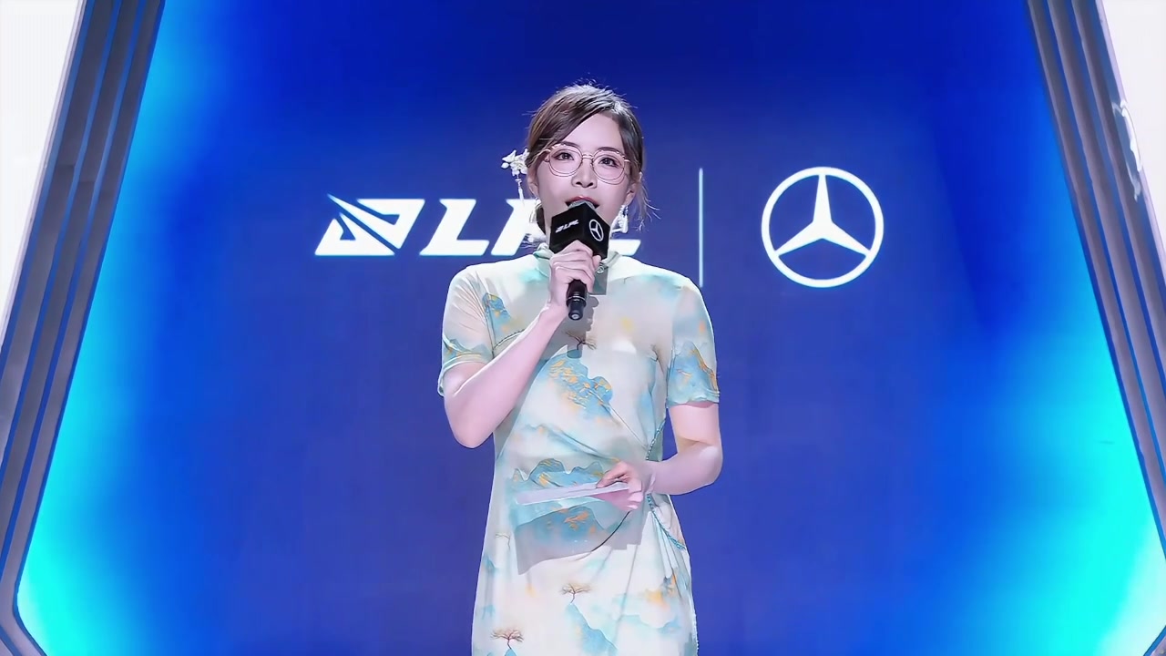 精致这一块！余霜身着旗袍＋金丝眼镜登台亮相