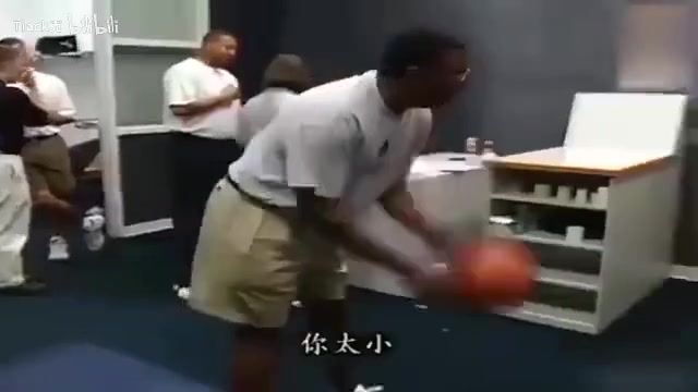 新秀姚明在火箭更衣室被调侃：现在在美国，我们都开下流玩笑！