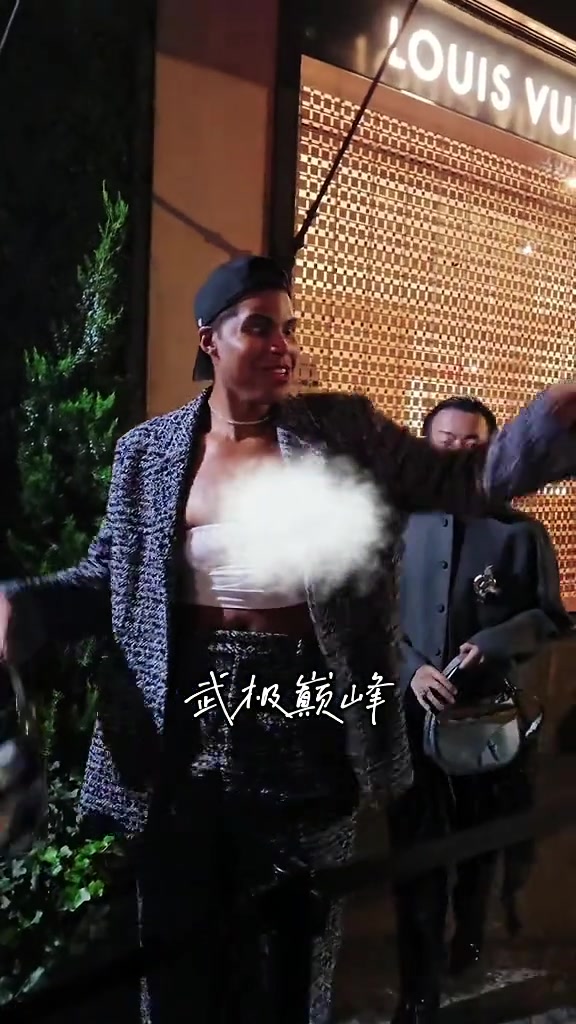 小波特&库兹马以及魔术师儿子EJ酱等人参加纽约时装周活动~