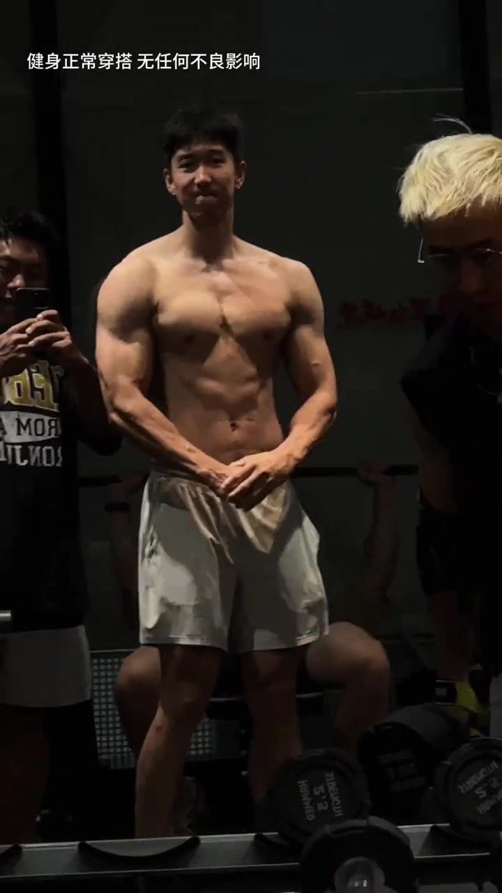 这个确实牛X啊！曹岩练得这身肌肉真是极为炸裂！