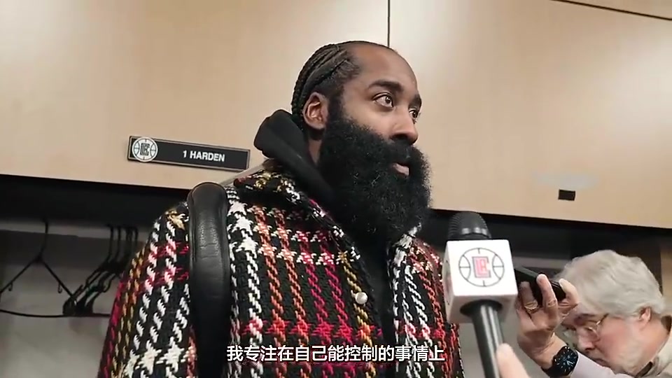 此前小卡3年1.5亿续约，哈登还曾表示：为小卡续约开