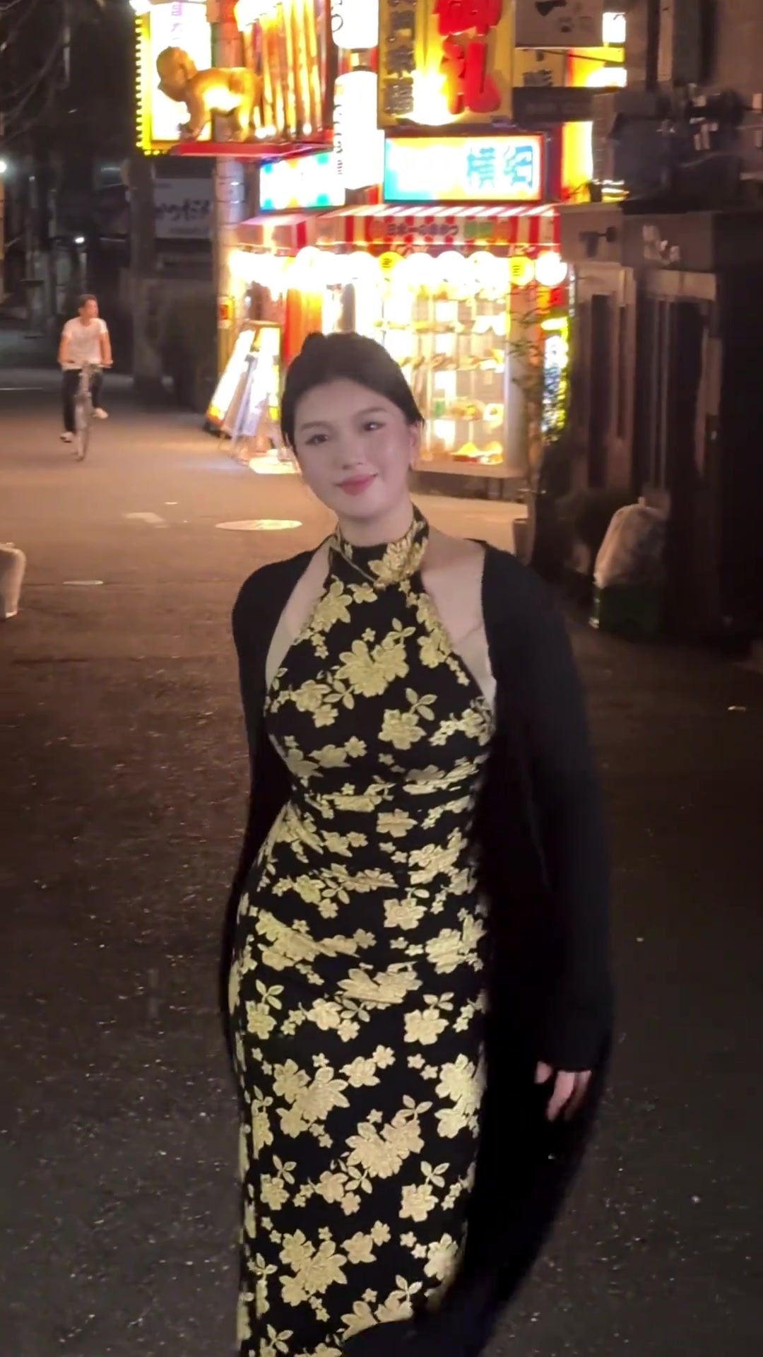 这个兄真喜！穿上旗袍的肘姐更显身材了！