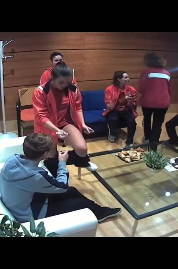 格子瞬間羞澀了！女球迷直接脫下褲子讓格列茲曼簽名