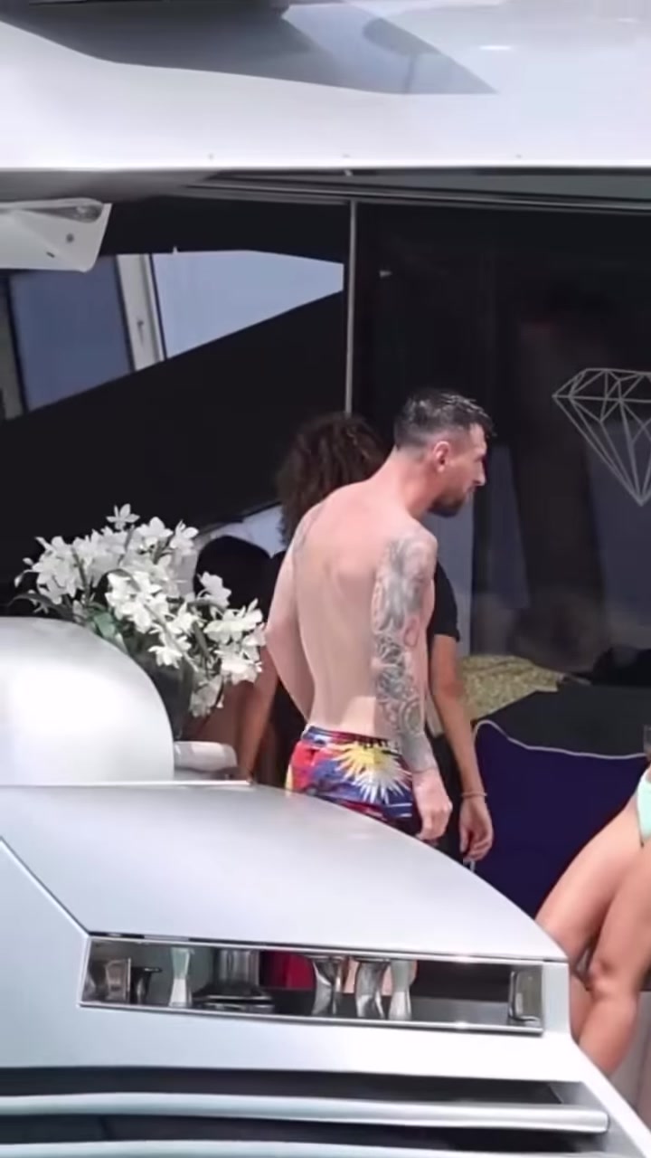 梅西老婆安东尼拉这身材保养的太好了，梅西看着也是腹肌满满