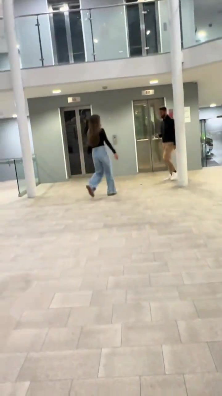 阿莫林赛后和妻子一起离开，这下真离下课不远了