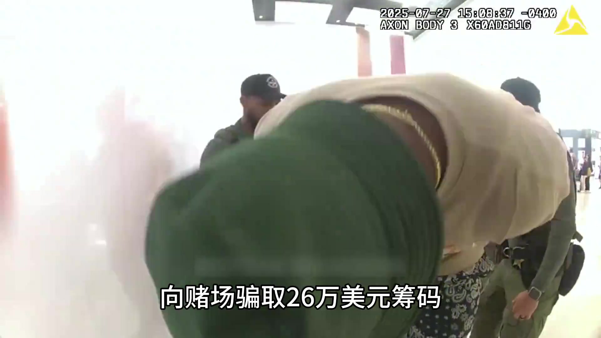小莫里斯被捕过程曝光：以防万一，警员给他戴了三副镣铐