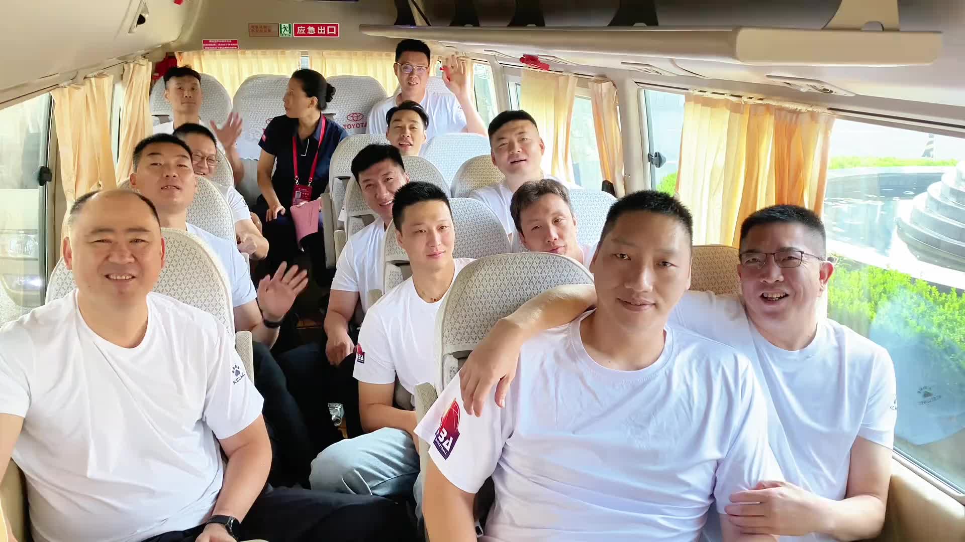 你認(rèn)識(shí)幾個(gè)哈？胡衛(wèi)東和唐正東等老隊(duì)友們出發(fā)去蘇超開幕式~
