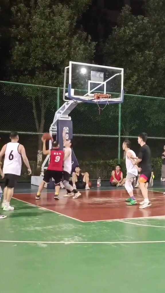 红衣服大叔会打球！野球场遇到会玩挡拆顺下的队友简直太爽！