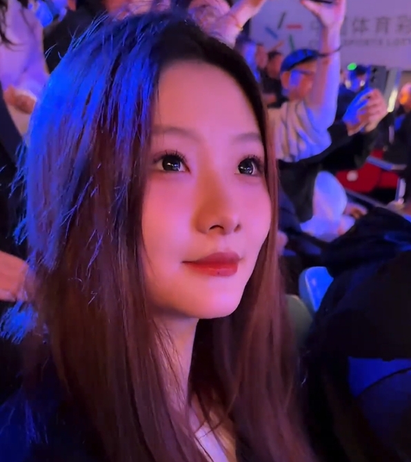 想当虎王的女婿！虎王孙军的女儿现场看老爸打球 颜值太高了吧~