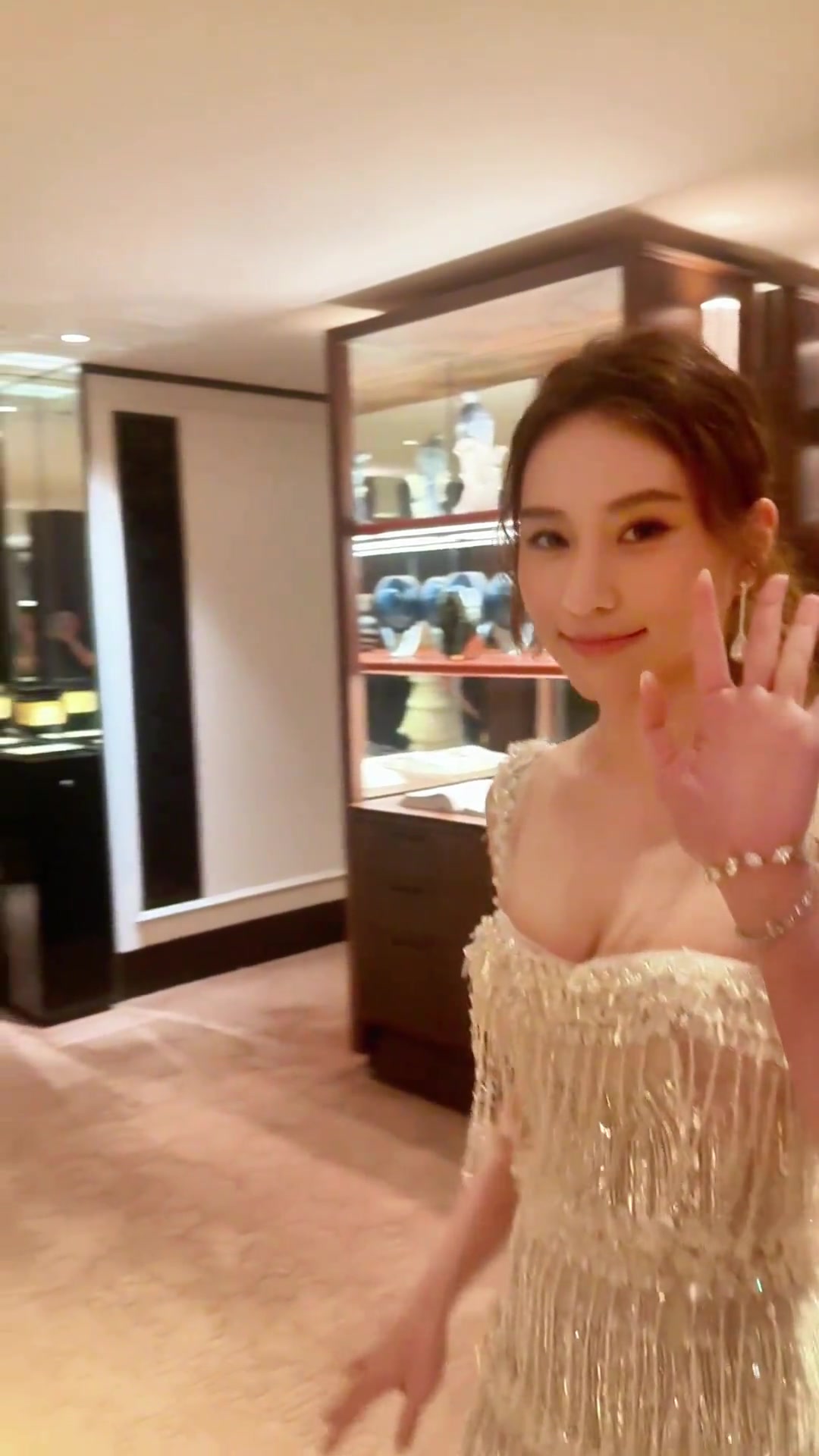 快被珠子闪瞎啦！何超莲这一身穿搭至少大几百吧？