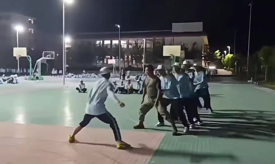“教官，请记住，在篮球场你只是一个球童”