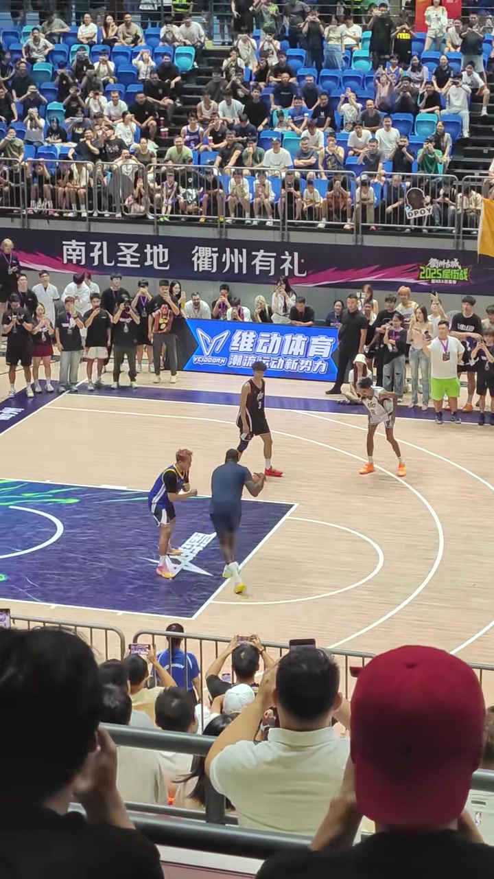 節(jié)目效果拉滿！程鑫凱穿普爾球衣單防追夢，追夢一路碾至籃下得分