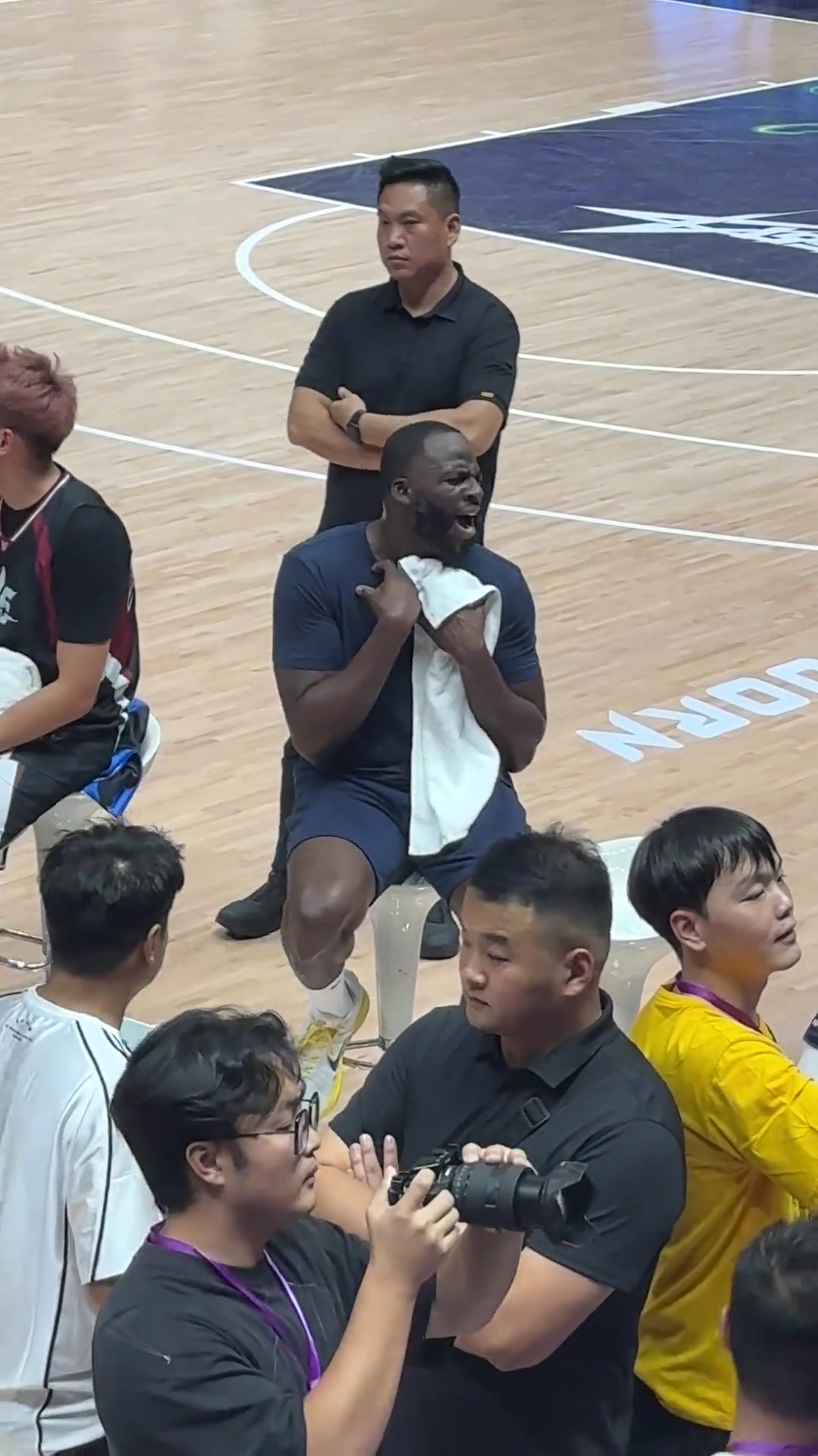 硬汉气质瞬间消失追梦现场跟唱《APT.》比手势扭来扭去~