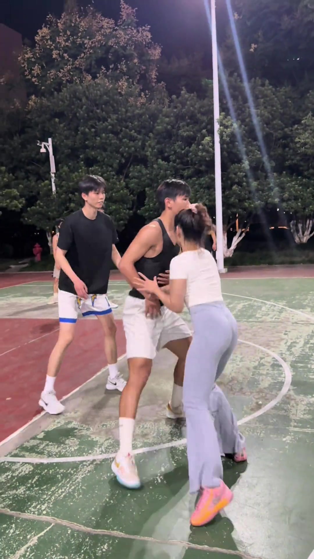 不懂就问：在野球场被女生贴身防守是一种什么体验？