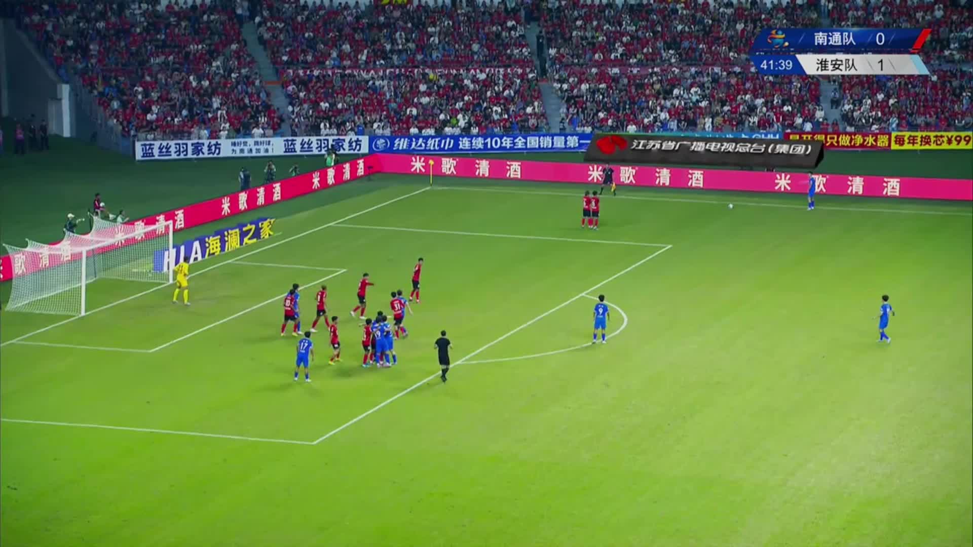 淮安队上半场险些扩大比分，定位球破门被吹越位