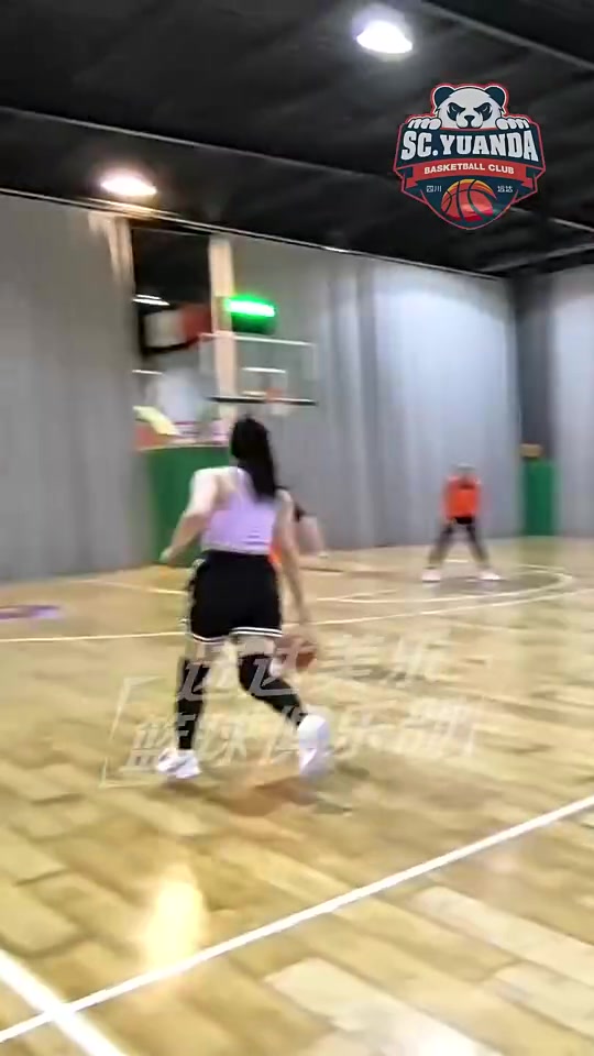 李梦这身材真是壮硕！穿着运动上衣，一条龙碾压上篮！