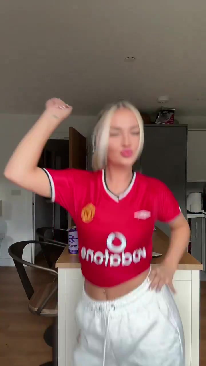 曼聯(lián)戰(zhàn)勝切爾西，曼聯(lián)女球迷高興得手舞足蹈