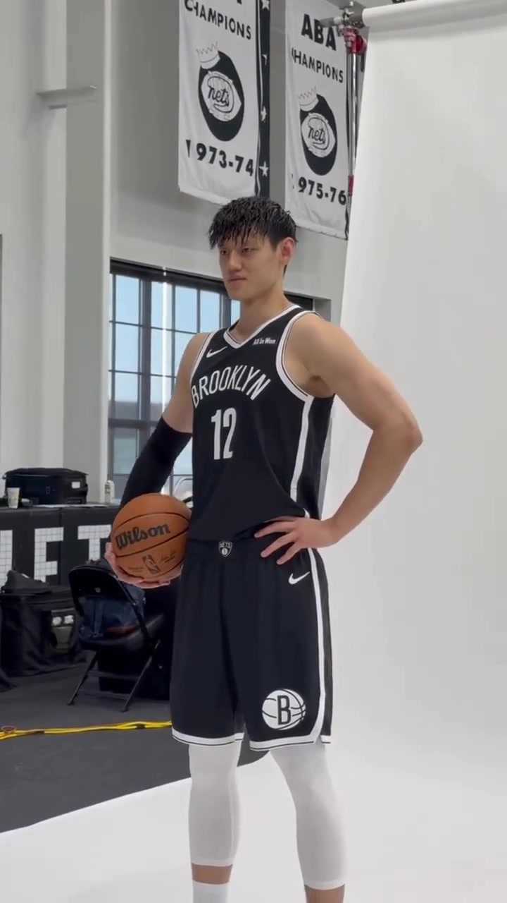 曾凡博亮相篮网媒体日，这造型帅不帅？